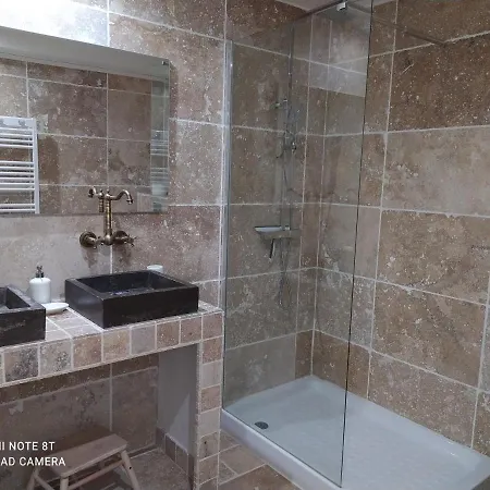 Le 9 De Cour, Chaco קרקסון